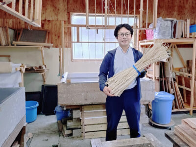 手すき和紙「遠野和紙」の魅力を発信し、「キガミヤ」を起業した高嶋祥太さん（いわき市遠野町）